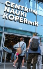 logo kopernika przed wejściem