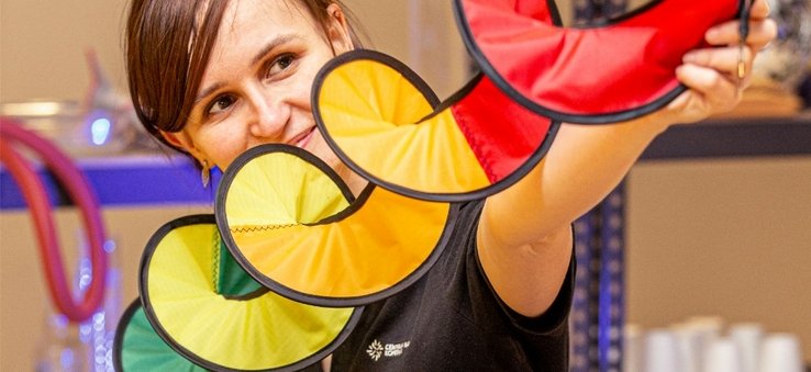 Kobieta z kolorowym czymś