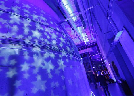 Różne odcienie niebieskiego, z lewej strony widać gwiazdki