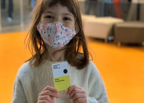 Dziewczynka w maseczce, ale widać, że się uśmiecha