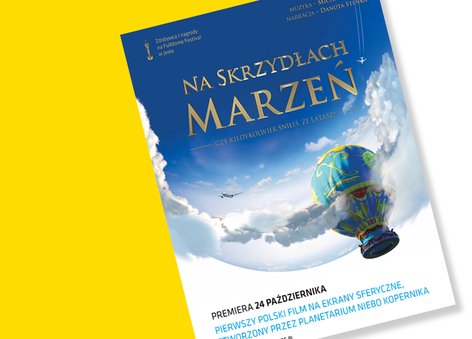 Na biało-żółtym tle widać plakat filmu "Na skrzydłach marzeń"