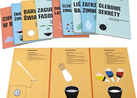 Na zdjęciu widać książeczki z opisami eksperymentów