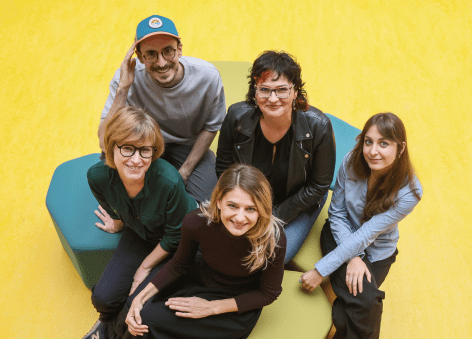 zdjęcie zespołu badawczego na żółtym tle