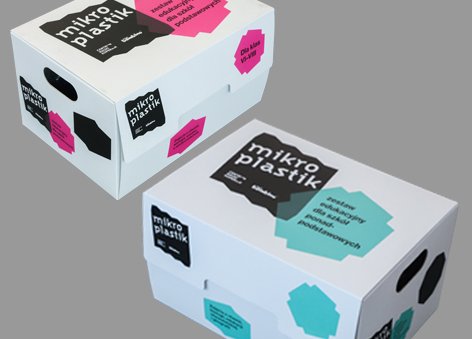 Dwa kartonowe pudelka z napisami mikroplastik - zestaw edukacyjny dla szkół