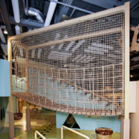 Eksponat w bzzz, po którym mogą biegać dzieci - wiszący most