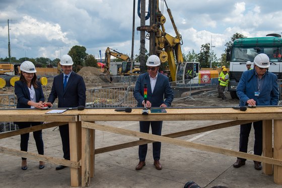 Dyrektor CNK oraz prezydent Warszawy w czasie oficjalnego rozpoczęcia budowy PPK.