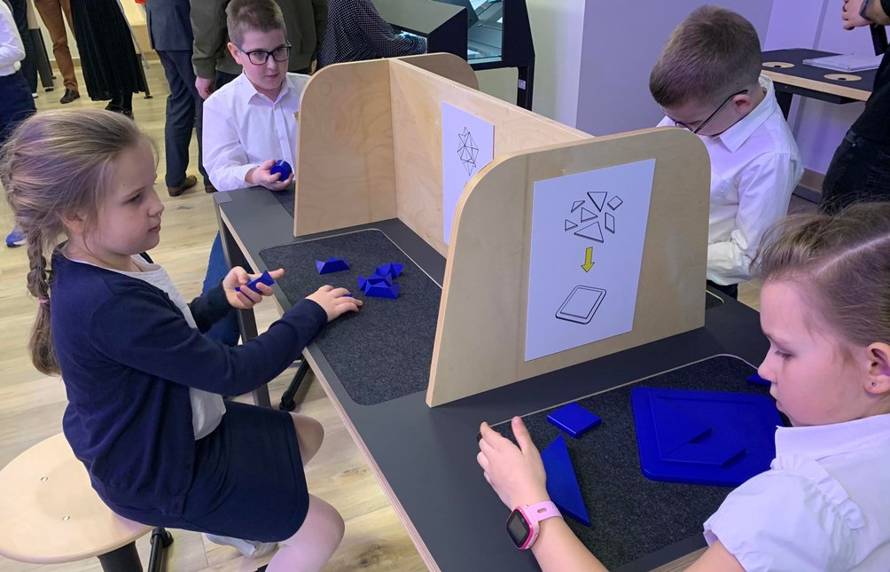 Dzieci eksperymentujące przy stołach w placówce SOWA w Piasecznie