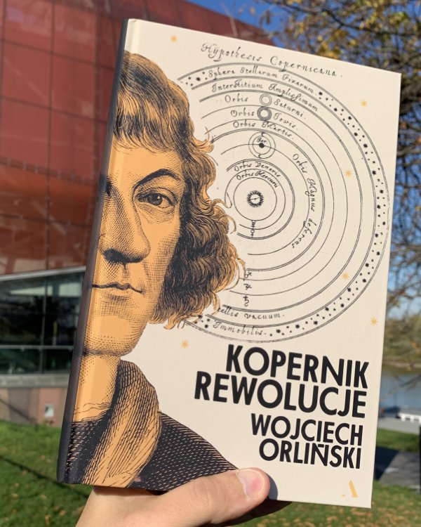 Zdjęcie okładki książki o Koperniku na tle Planetarium