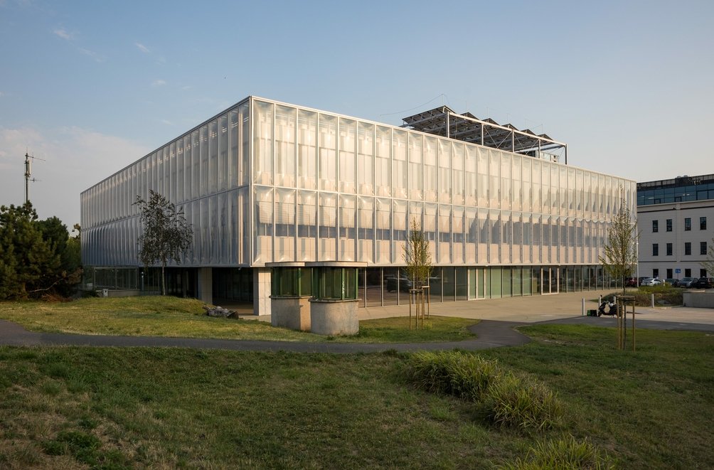 Widok od przodu na budynek PPK