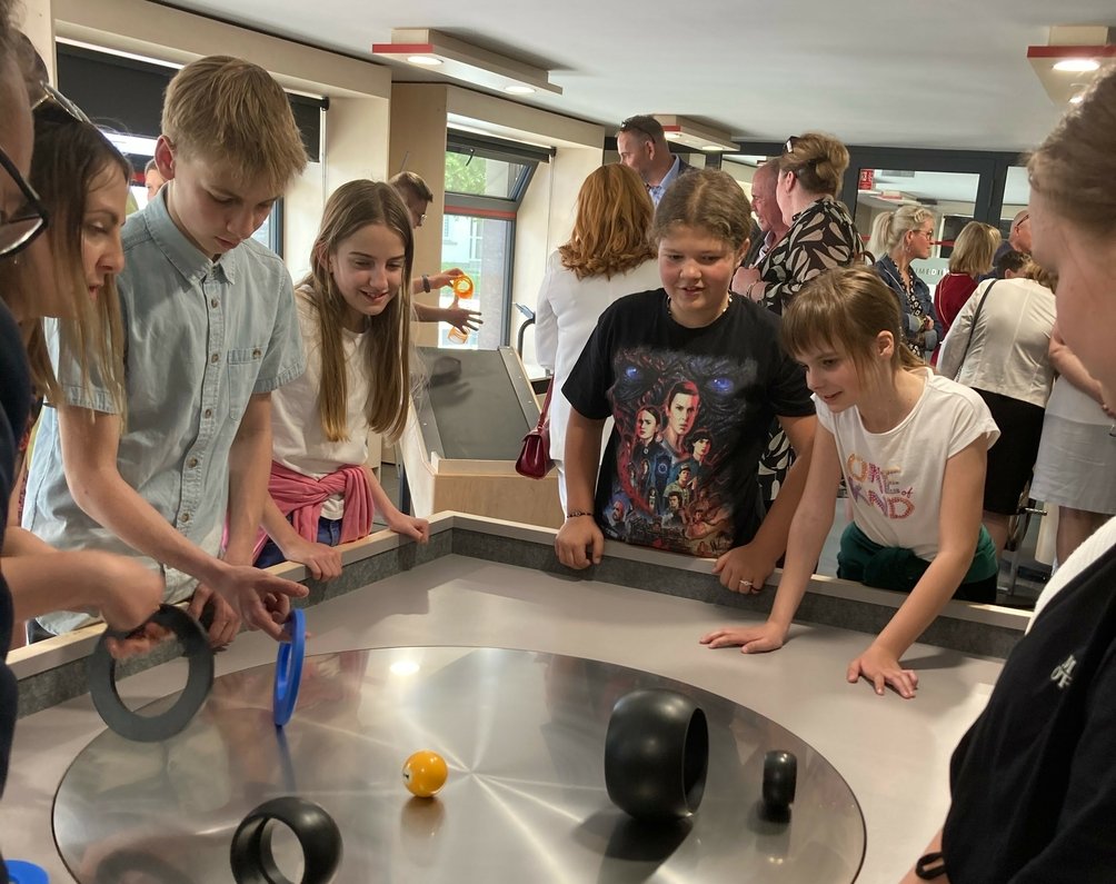 Kilkoro dzieci wokół eksponatu Obrotowy stół