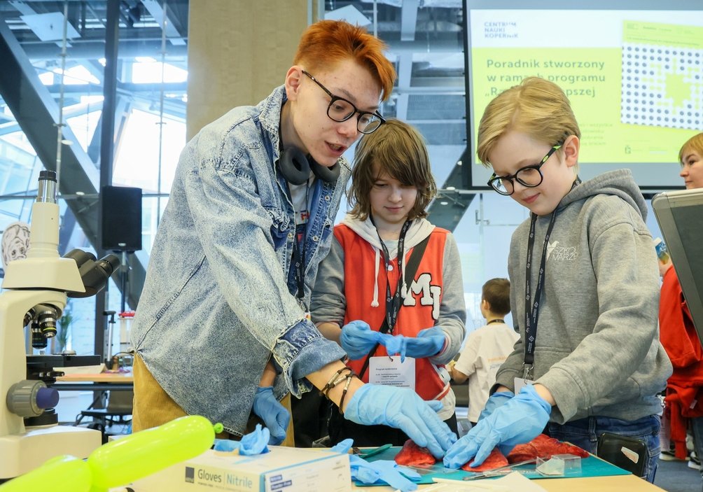 Troje dzieci nad eksperymentem