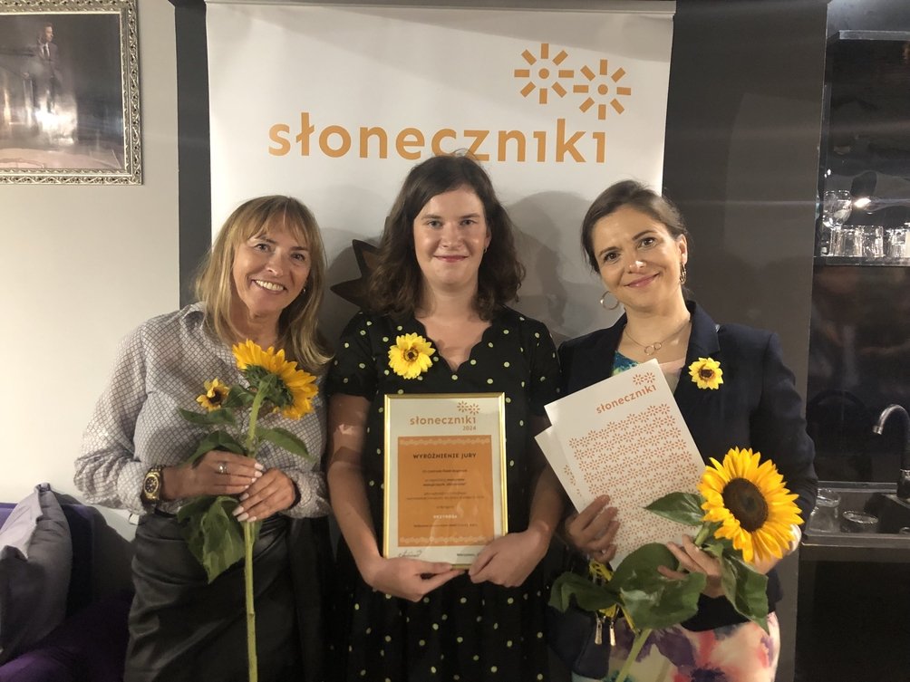 Na zdjęciu widać trzy twórczynie warsztatów z nagrodą