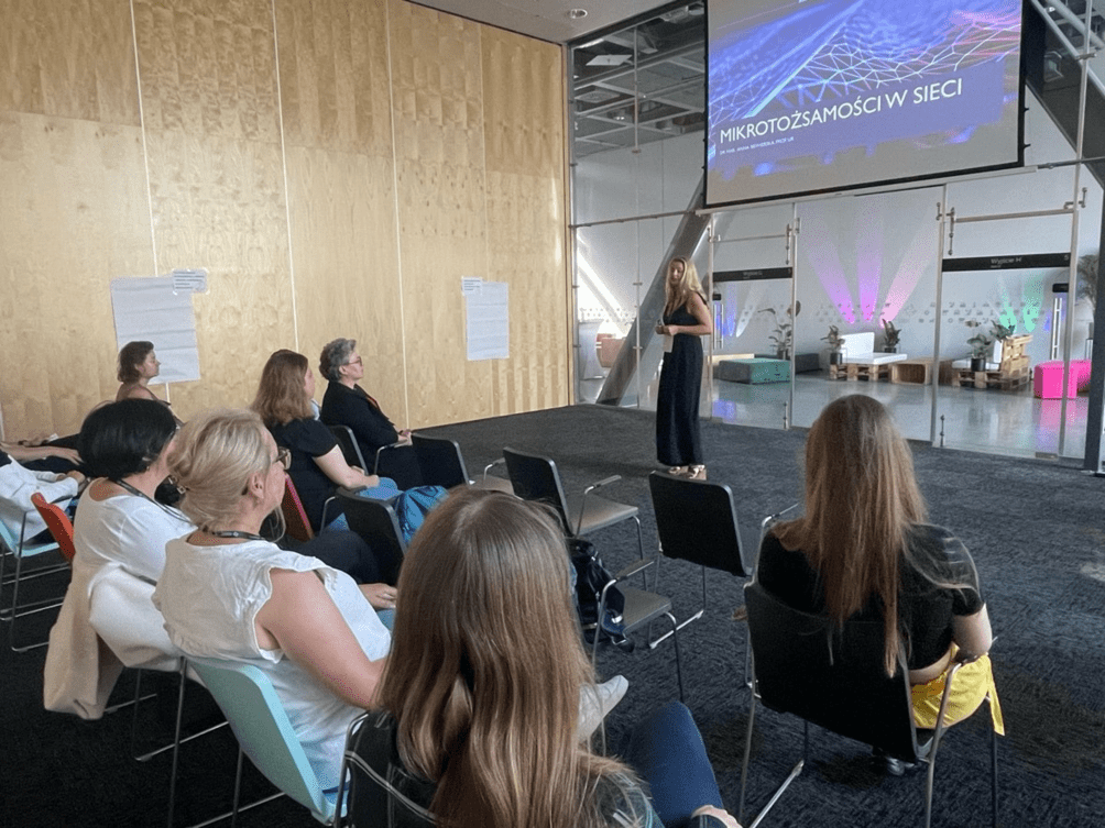 Zdjęcie z sali konferencyjnej, widać kilkoro ludzi