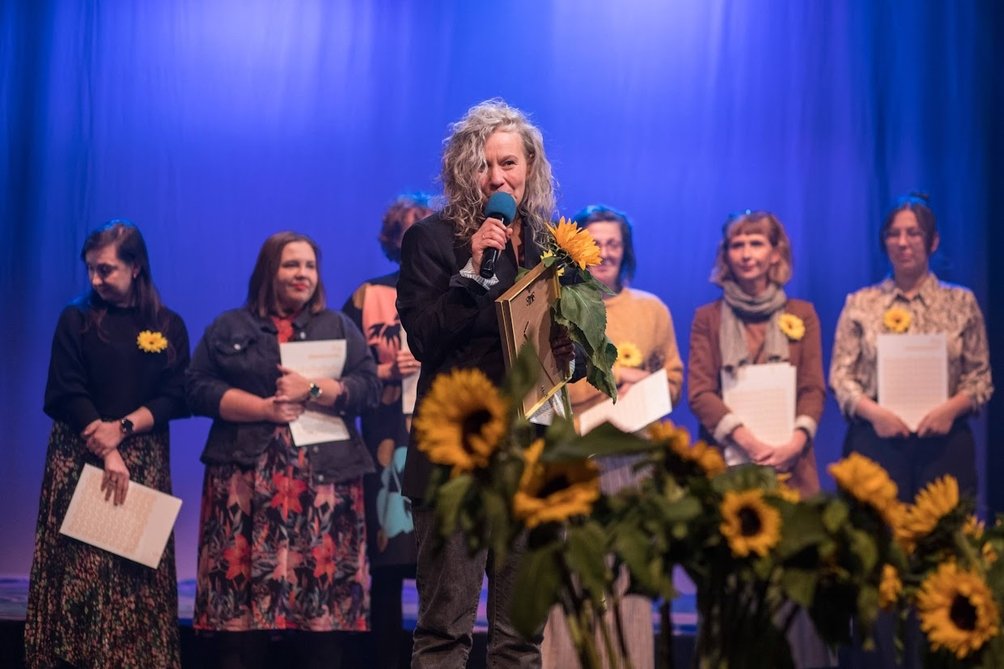 Fot. Anna Szymańska | Iwona Kamińska, koordynatorka Pikniku Naukowego z ramienia Centrum Nauki Kopernik, odbiera Słoneczniki podczas gali w Teatrze Lalek Guliwer w Warszawie, 2025.