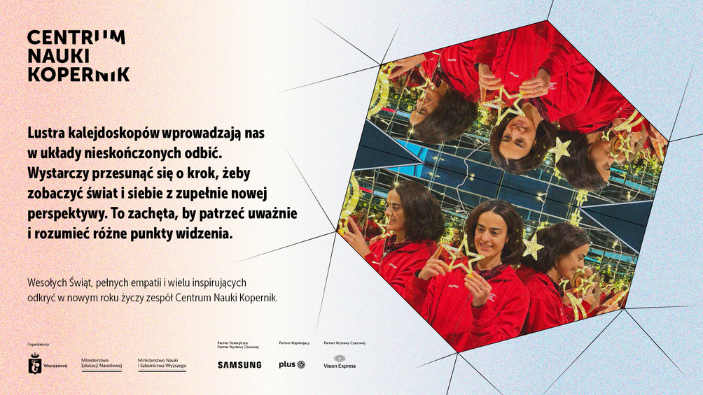 Kartka świąteczna Centrum Nauki Kopernik. Kobieta w czerwonej bluzie ogląda świetlną gwiazdę w kalejdoskopowych lustrach, tworzących wielokrotne odbicia. Obok świąteczne życzenia.