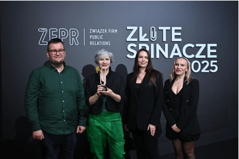 Na zdjęciu cztery osoby z nagrodą Złotego Spinacza, w tle ścianka z podpisem Złote Spinacze 2025.