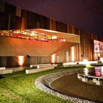 Centrum konferencyjne wieczorem - widok od strony Wisły