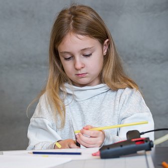 Dziewczynka w czasie eskperymentowania