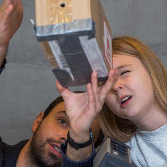 Ludzie w czasie majsterkowania