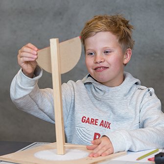 Chłopiec w czasie eksprymentowania