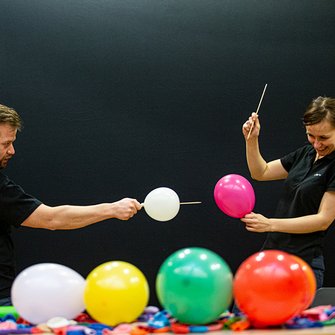 Dwoje animatorów bawiących się balonami