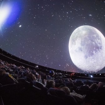 Księżyc w Planetarium podczas koncertu