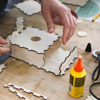 Składanie pudełka na lampkę