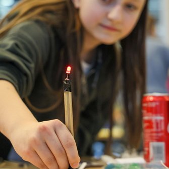 Nastolatka trzymają długopis ze świecącą końcówką