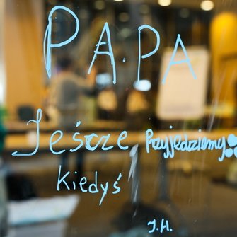 Napis na szybie "Papa, jeszcze przyjedziemy kiedyś" 