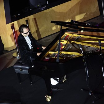  Pianista gra na fortepianie na scenie w Centrum Nauki Kopernik.