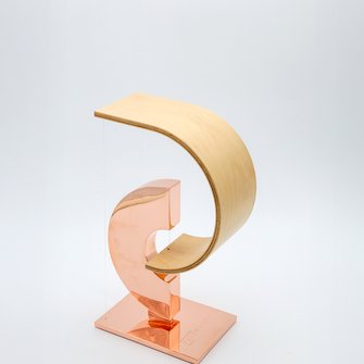 Statuetka z łukiem zawieszonym na żyłkach, na białym tle.