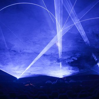 niebieskie światła laserów na kopule Planetarium