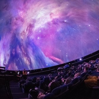 Kolorowe lasery na kopule Planetarium