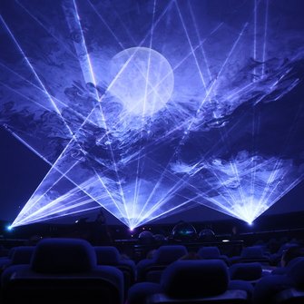 Niebieskie światła laserów