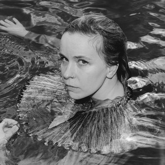 zdjęcie artystki w czerni i bieli