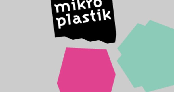 Grafika z napisem Mikroplastik. Czarne, różowe i zielone wielokąty