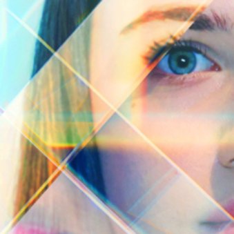 Połowa twarzy dziewczyny z otwartym okiem, a obok jej lustrzane odbicie