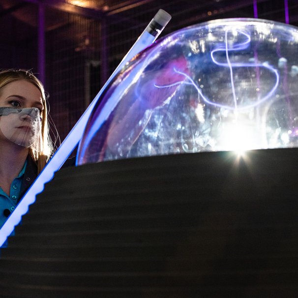 Na zdjęciu widać animatora przy kuli plazmowej.