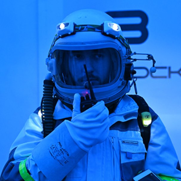 Portret astronauty, zdjęcie w niebieskim filtrze