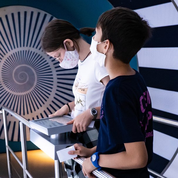 Człowiek w kosmicznym tunelu - eksponacie na wystawie Regeneracja