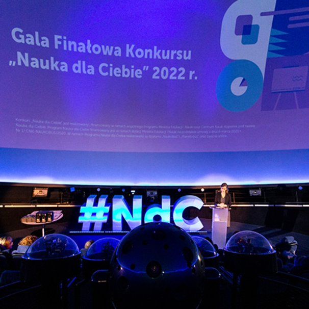 Widok sceny w Planetarium podczas gali finałowej konkursu Nauka dla Ciebie