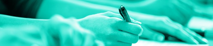 Zdjęcie z niebieskim filtrem, mocno skadrowane, widać dłonie ludzi z długopisami.