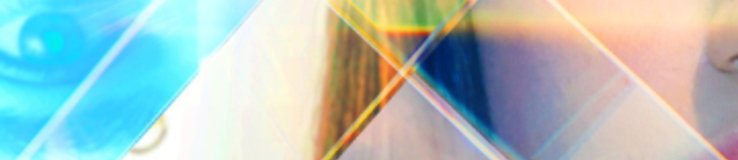 Połowa twarzy dziewczyny z otwartym okiem, a obok jej lustrzane odbicie