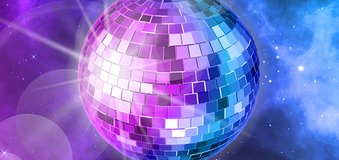 Kula dyskotekowa na tle przypominającym kosmos