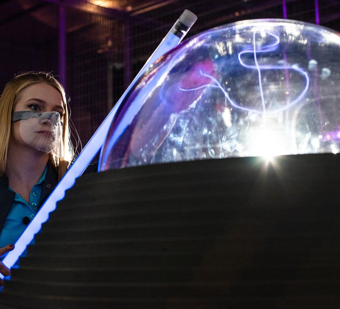 Na zdjęciu widać animatora przy kuli plazmowej.