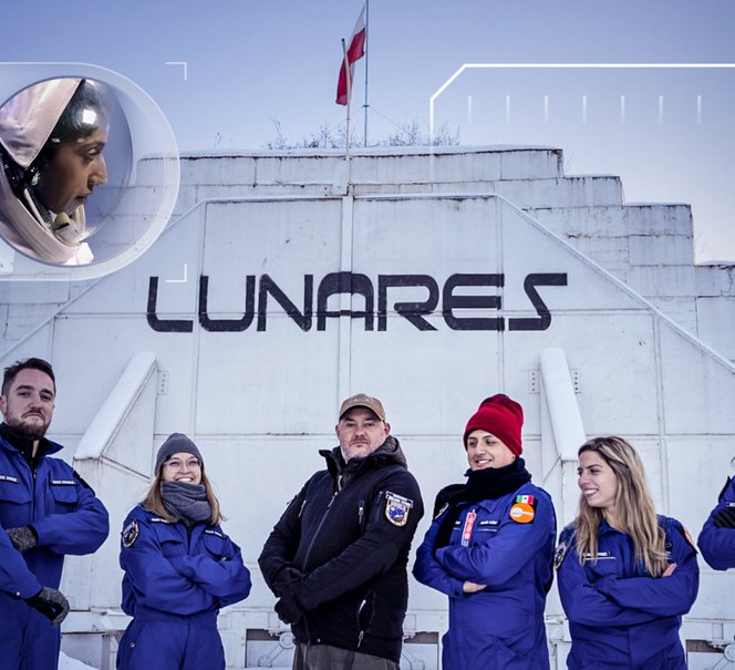 Zespół ludzi stojących przed  wielkim napisem LUNARES