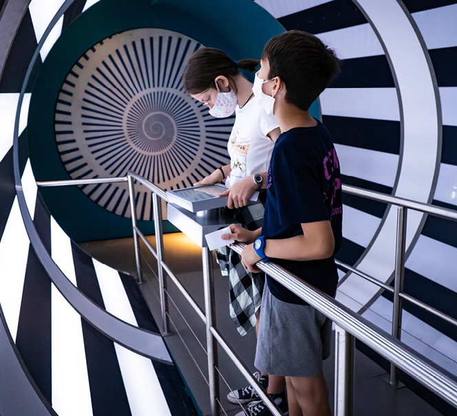 Człowiek w kosmicznym tunelu - eksponacie na wystawie