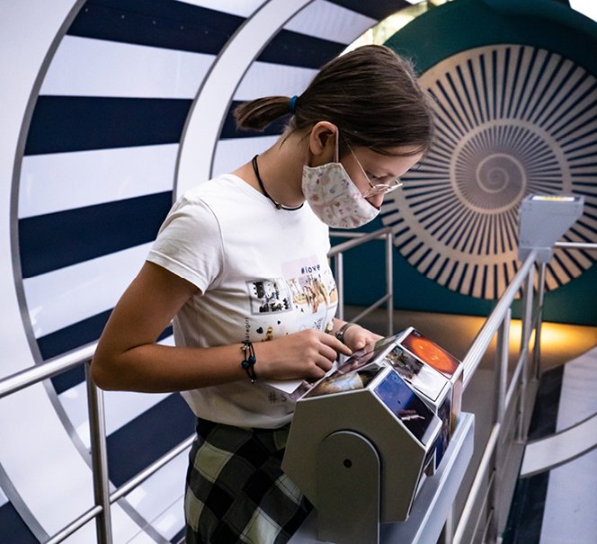 Człowiek w kosmicznym tunelu - eksponacie na wystawie