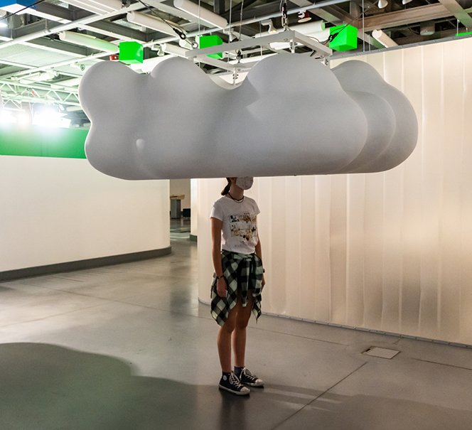 Człowiek z głową w chmurze - eksponacie