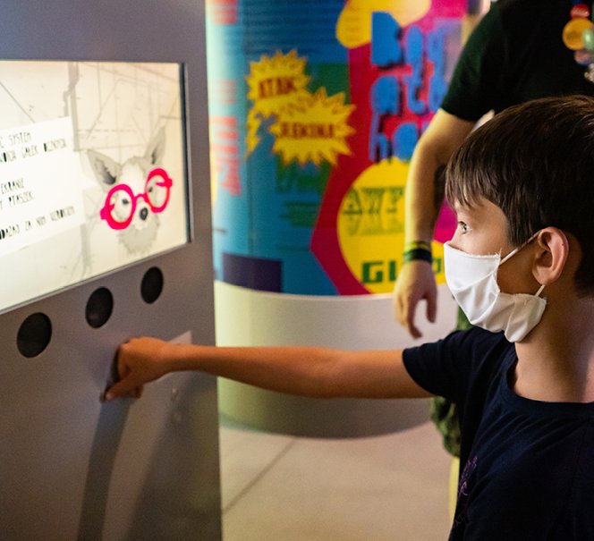 Dziewczyna przy eksponacie